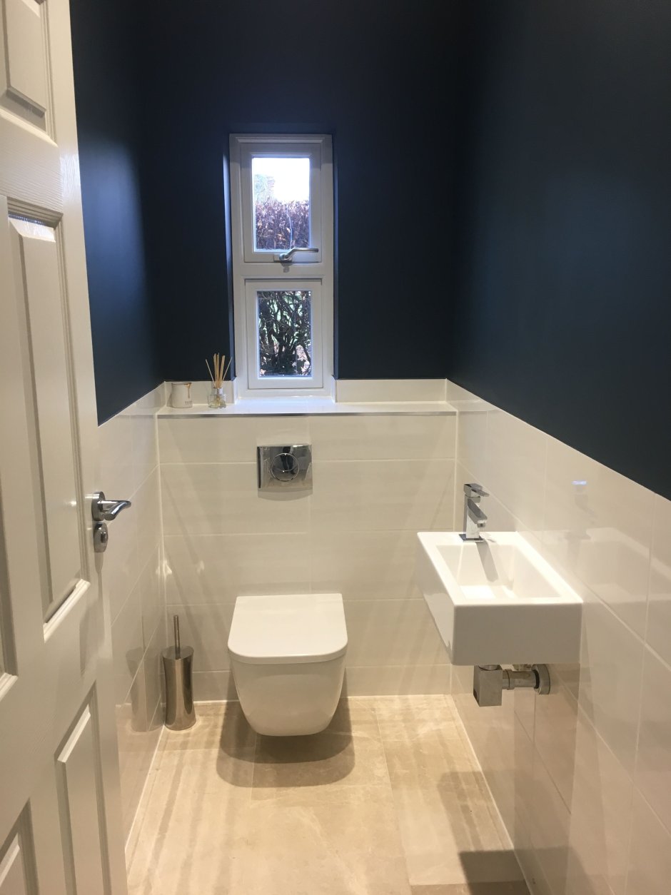 Туалет с высоким потолком