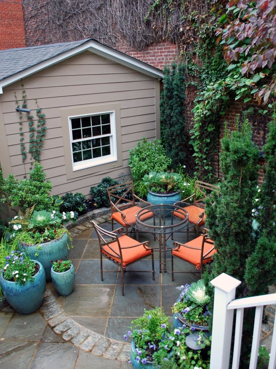 Красивый двор на даче