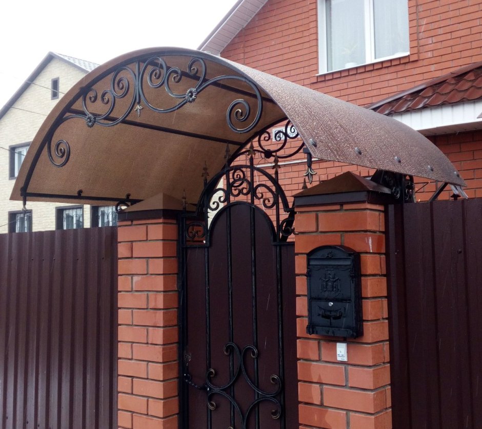 Навес над калиткой