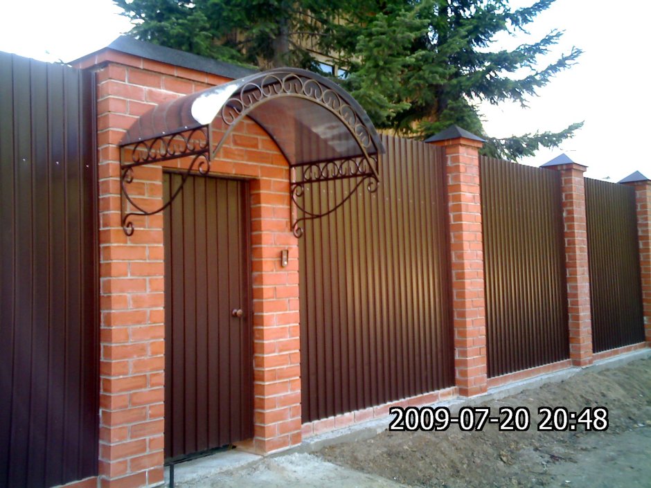 Козырек над калиткой забора