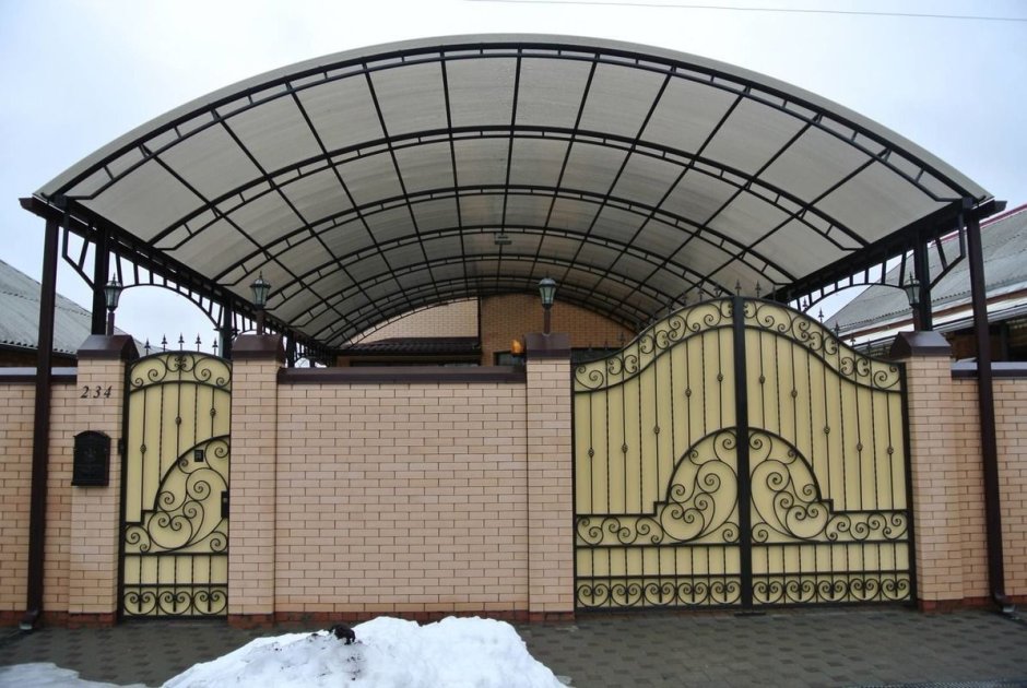 Кованые ворота с навесом