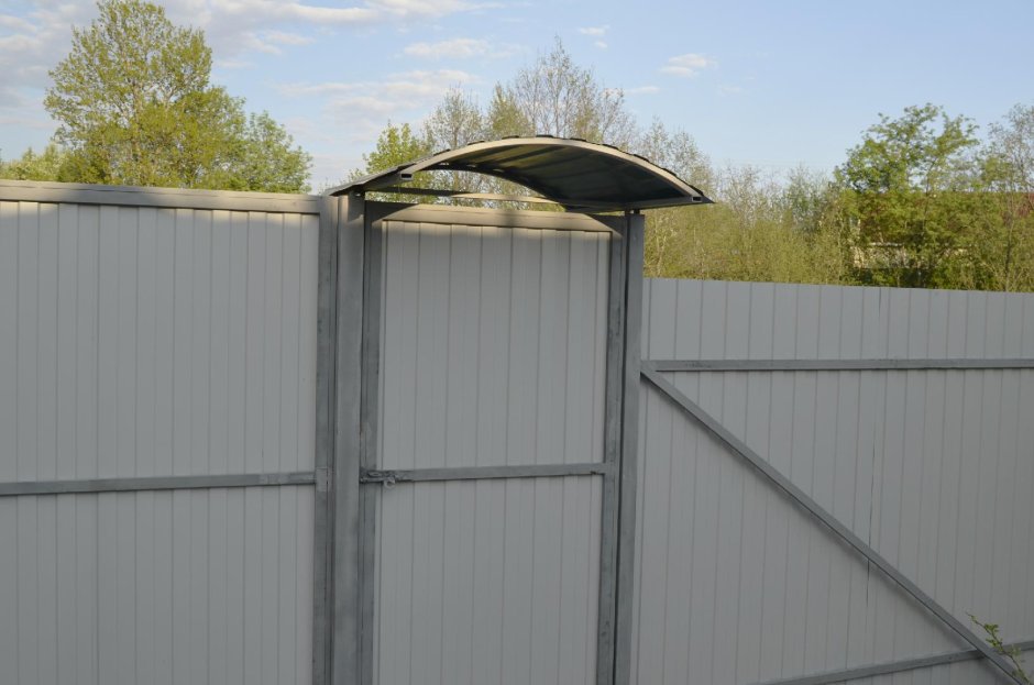 Козырек над калиткой