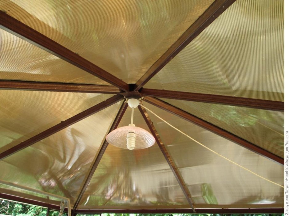 Натяжной потолок в беседке