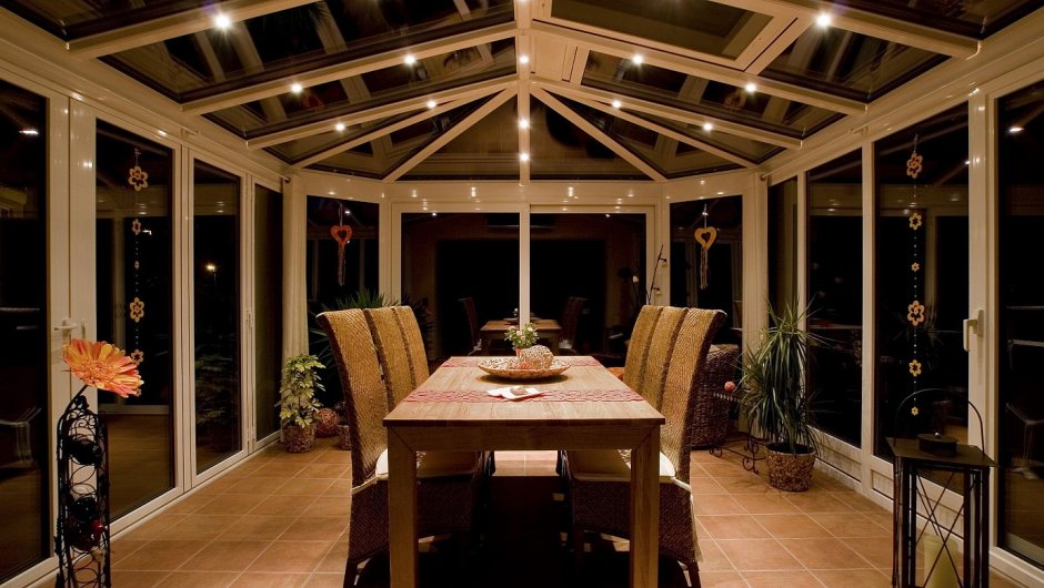 Натяжной потолок в беседке