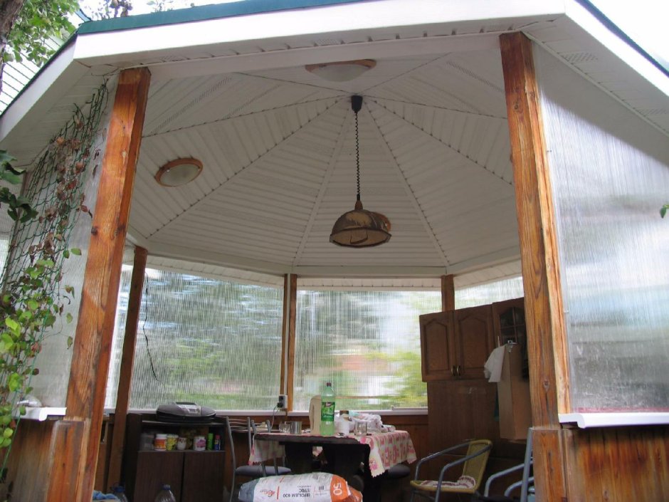 Отделка потолка в беседке