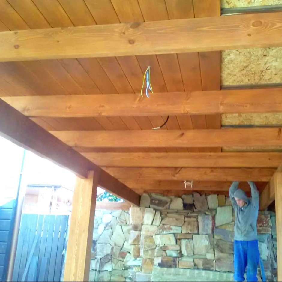 Деревянный потолок в беседке