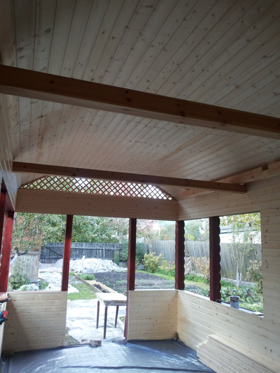 Отделка потолка в беседке
