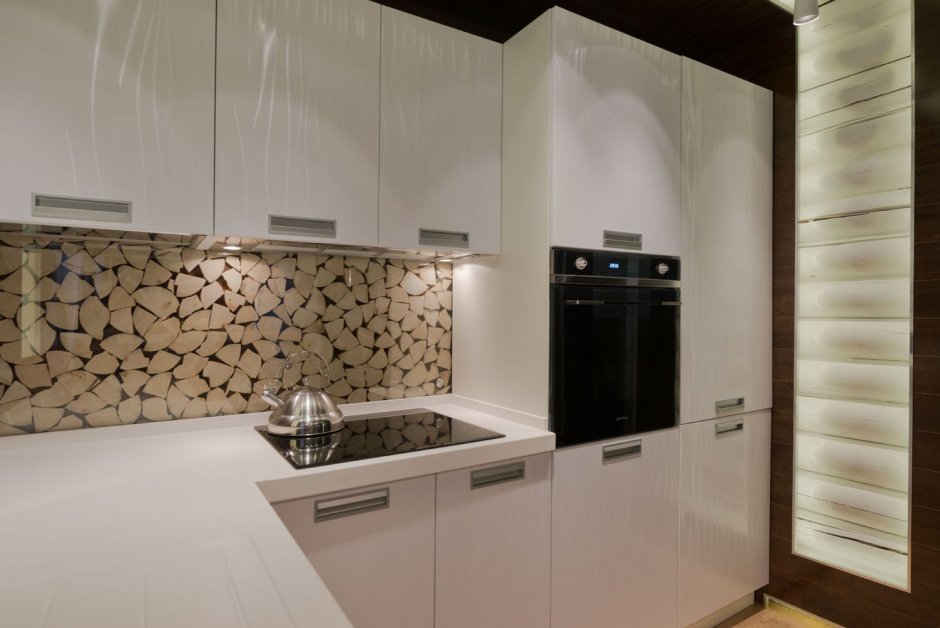 Стеклянный фартук под дерево