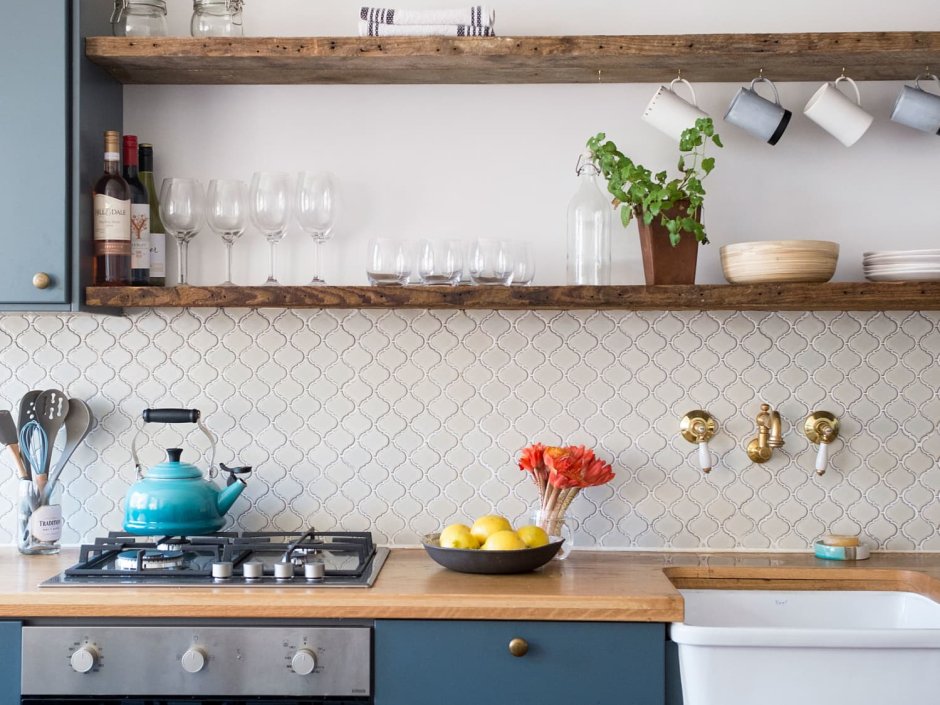 Кухонный фартук крашенная стена