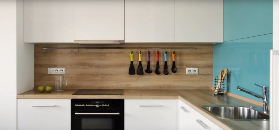 Розетки на фартуке кухни