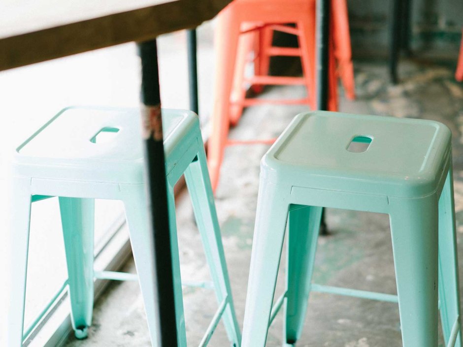 Табурет сидит в телефоне