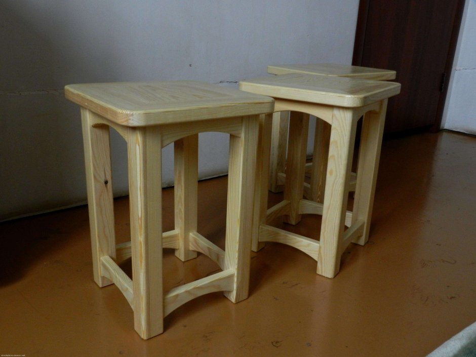 Табурет из дерева