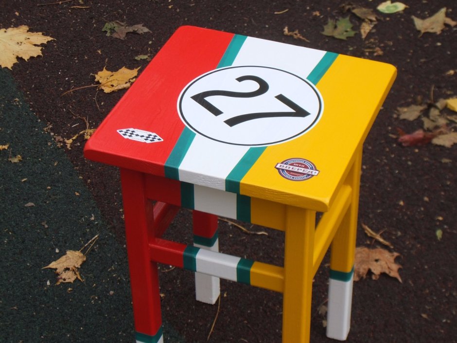 Картинки мальчики красят табуретки