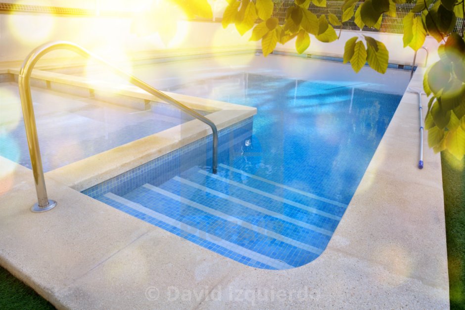 Выделение ступеней в бассейн мозаикой