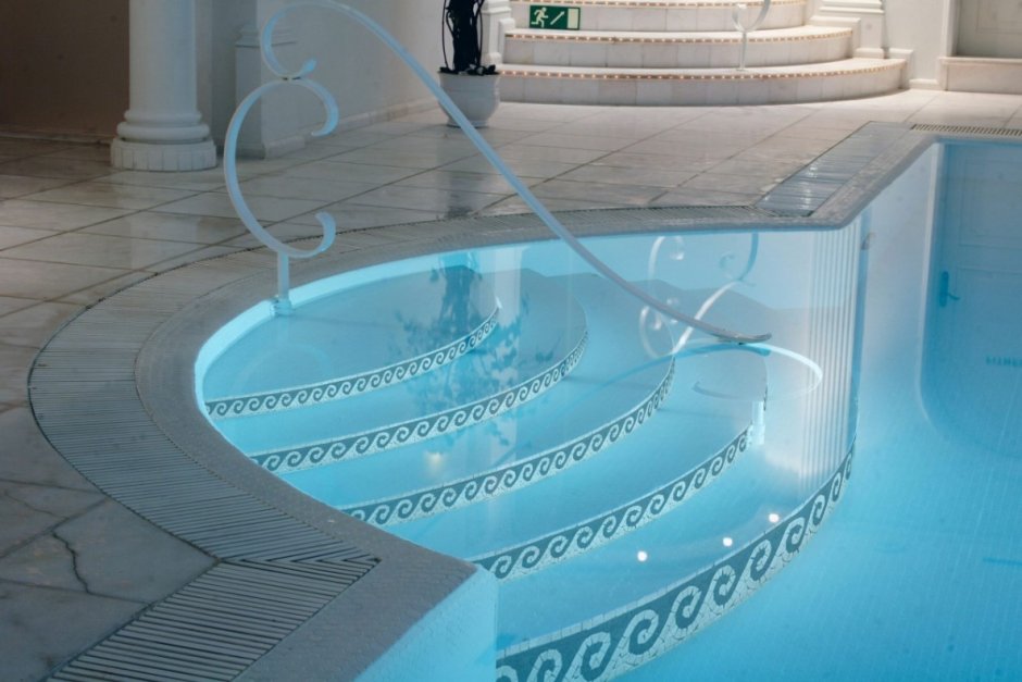 Ступени в бассейн