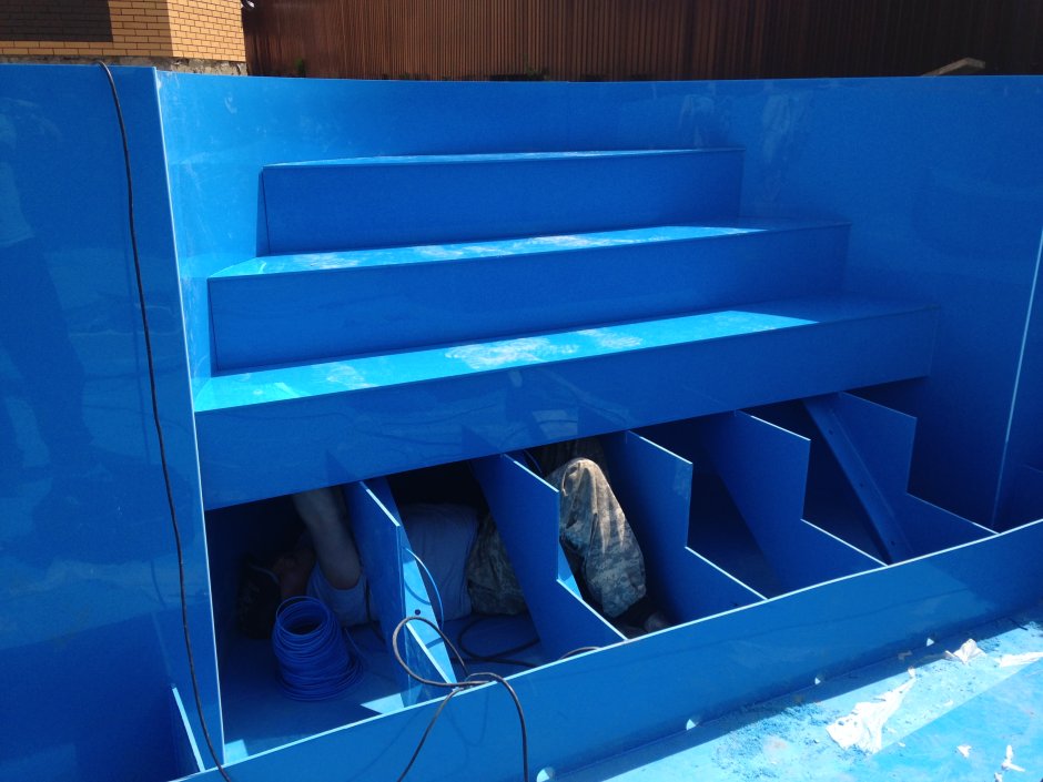 Полипропиленовый бассейн с римской лестницей