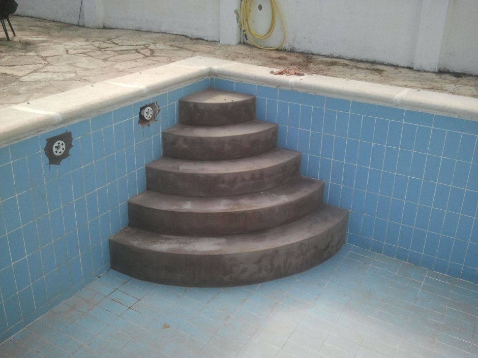 Бетонная лестница в бассейн