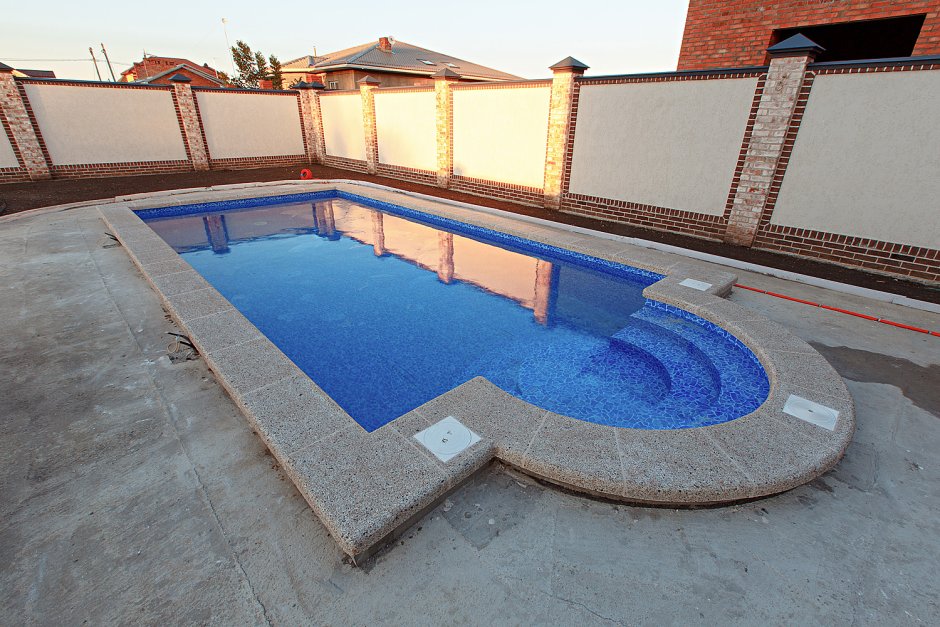 Камень вокруг бассейна