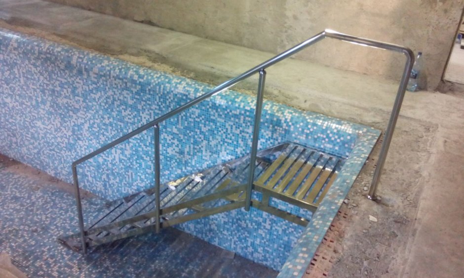 Лестница для стационарного бассейна