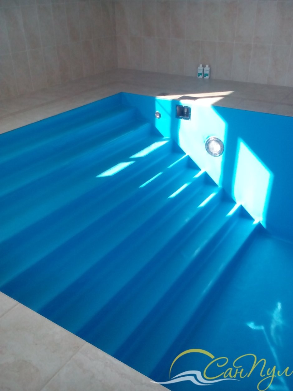 Ступени в пленочном бассейне