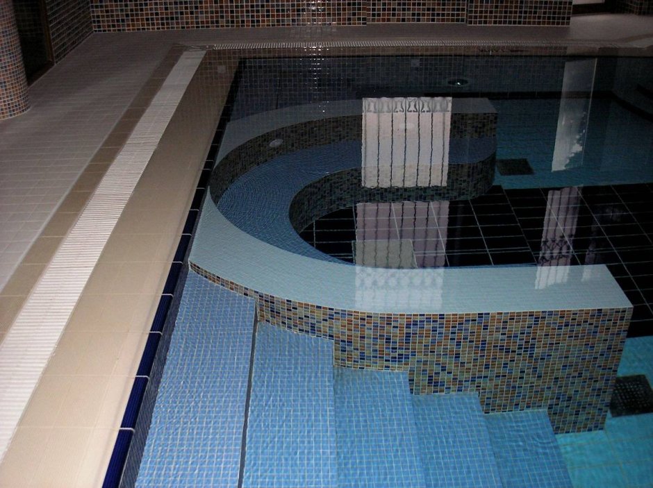 Ступени в бассейн