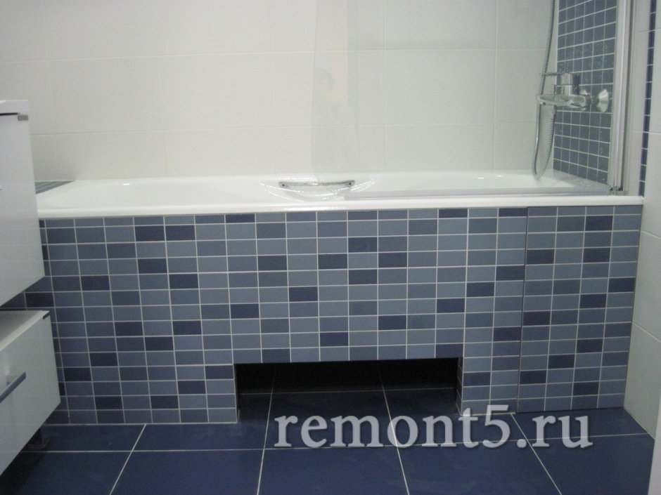 Экран ванны из плитки с нишей