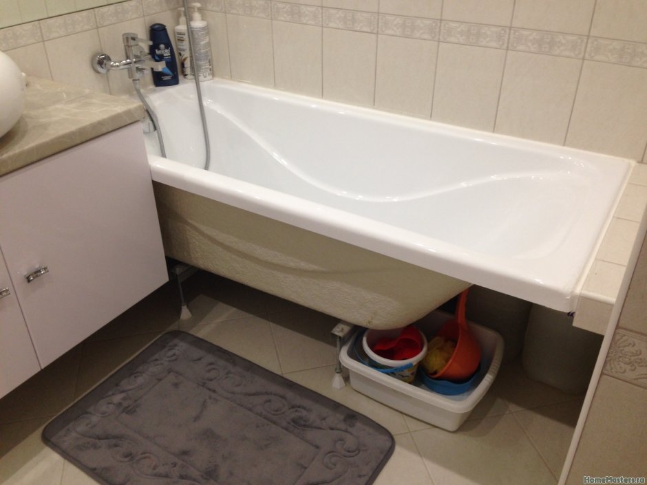 Открытое пространство под ванной