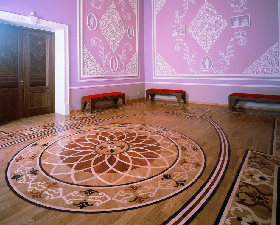 Красивые паретные пол в зале