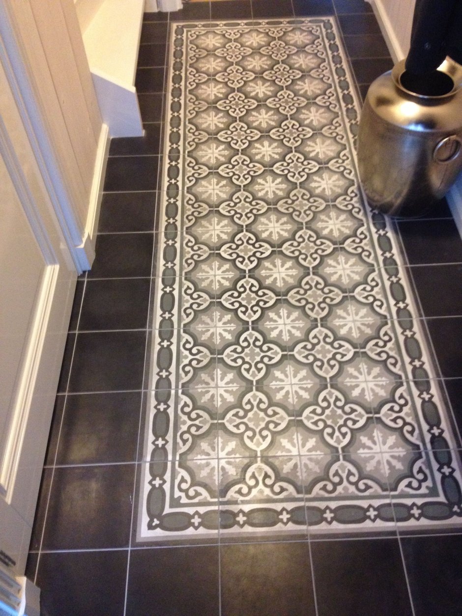 Ковер из плитки в прихожей