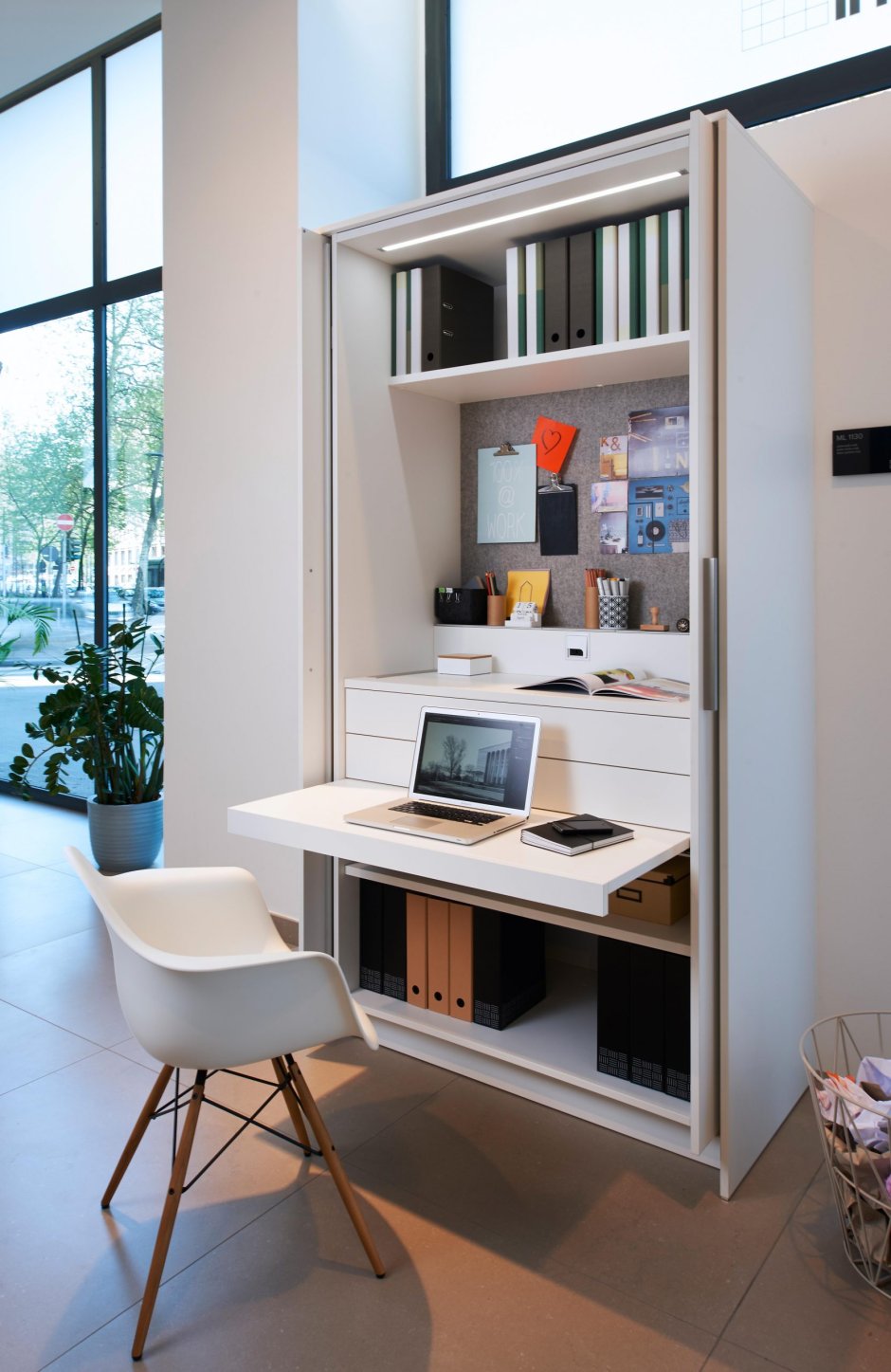 Выдвижной письменный стол из шкафа