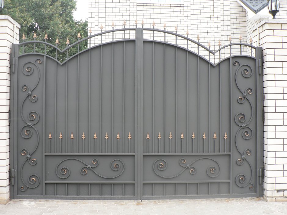 Серые кованые ворота