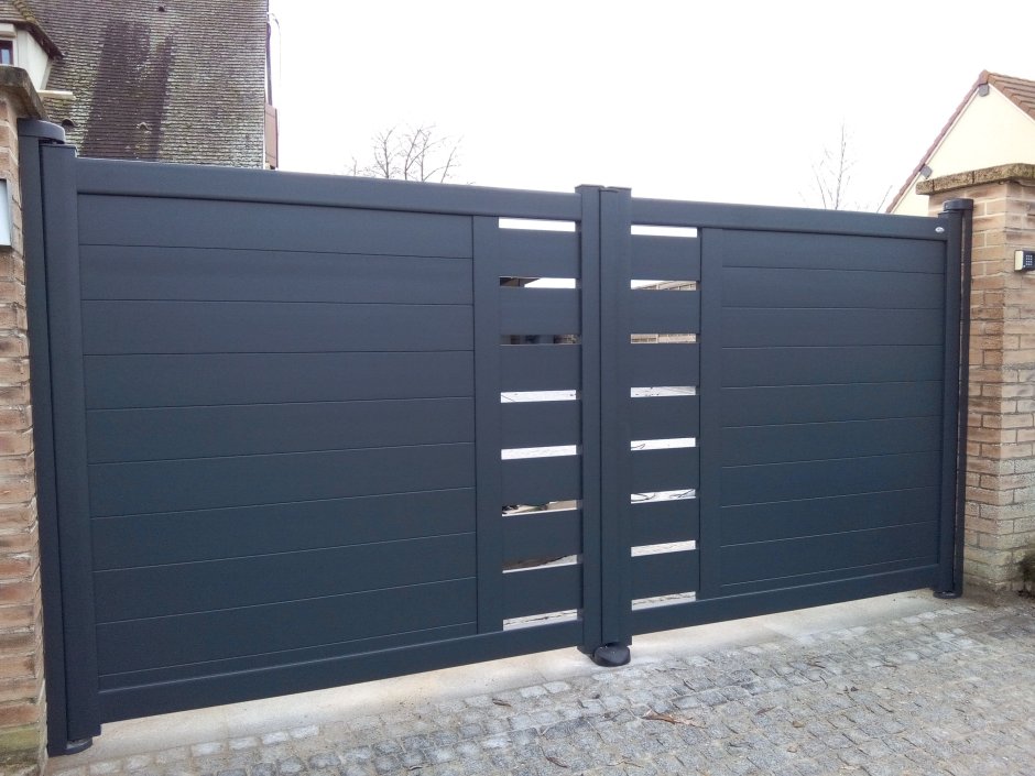 Ворота распашные металлические в современном стиле