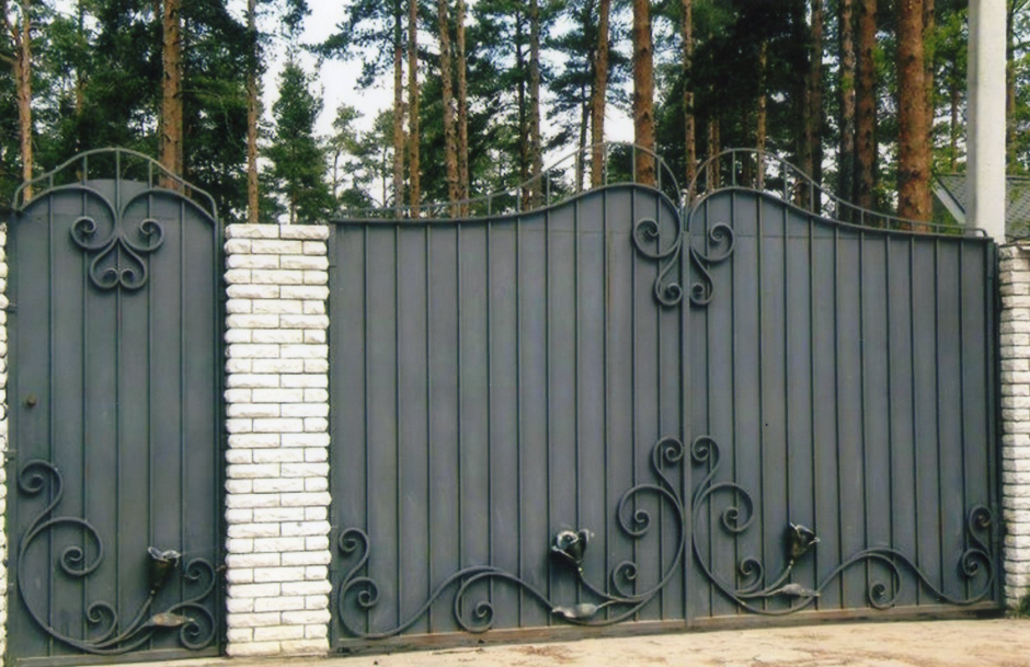 Ворота из профнастила с коваными элементами