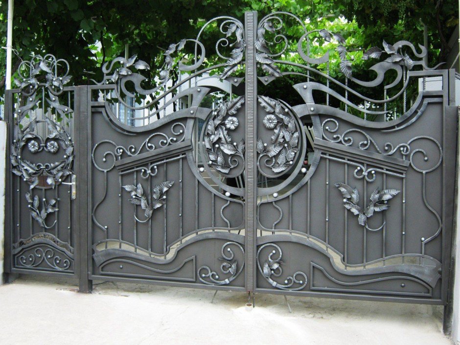 Кованые ворота в сером цвете