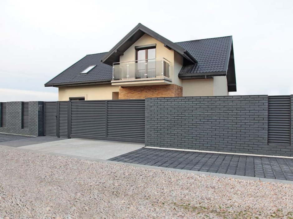 Забор кирпичный цвета графит