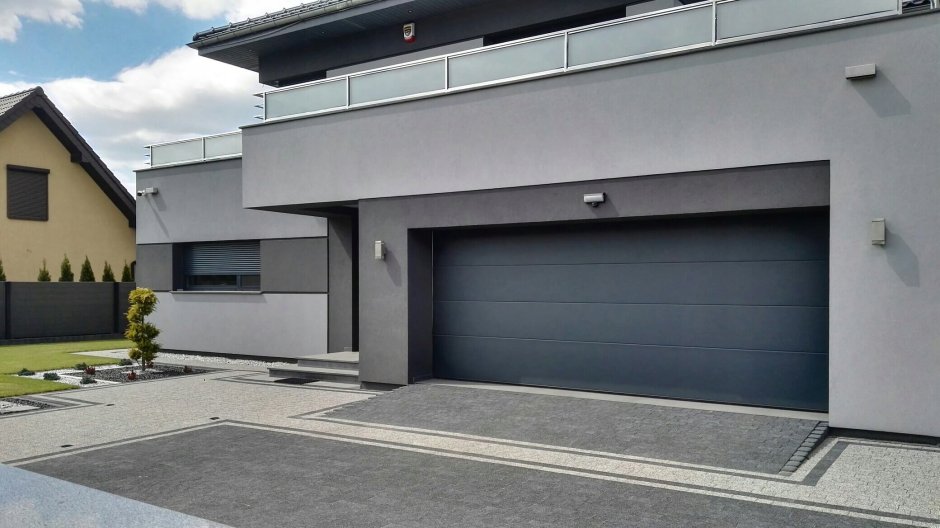 Гаражные ворота серого цвета