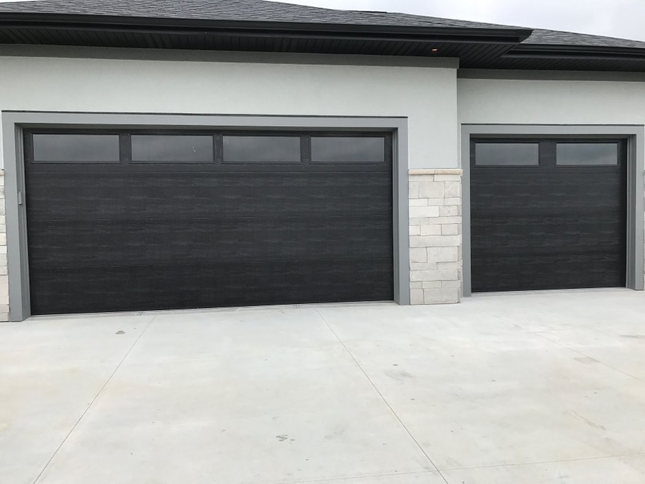 Черные гаражные ворота