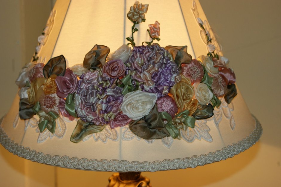 Абажур вышитый лентами