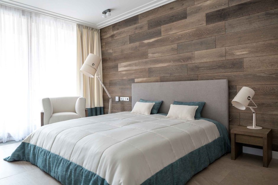 Ламинат на стене в спальне