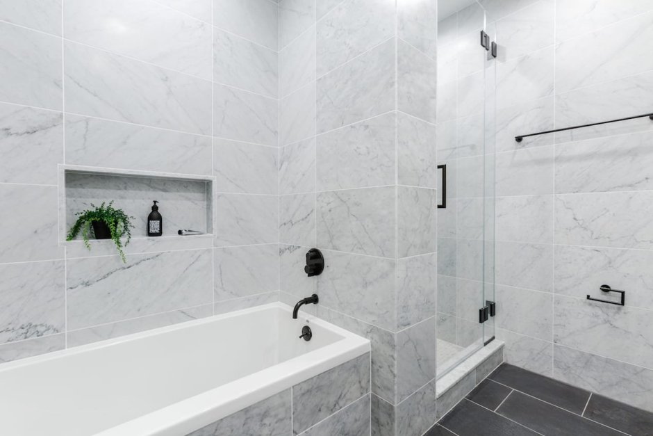 Плитка под мрамор с черной затиркой