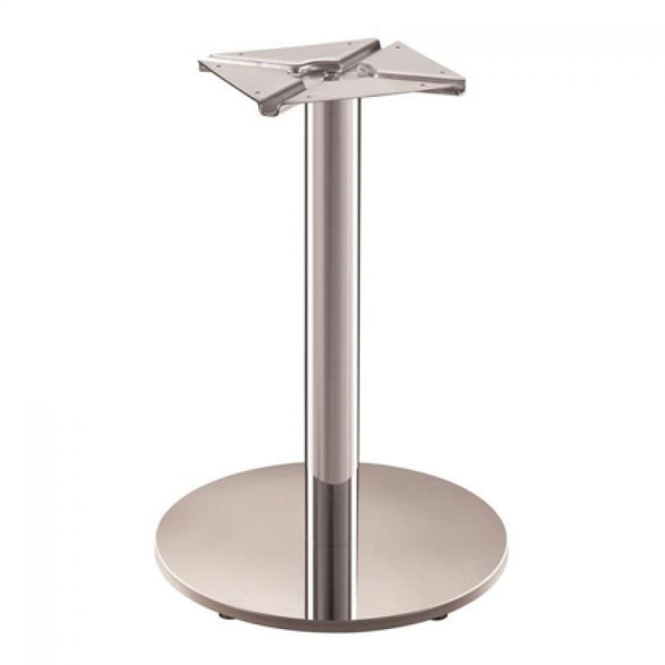 Ноги на столике кафе