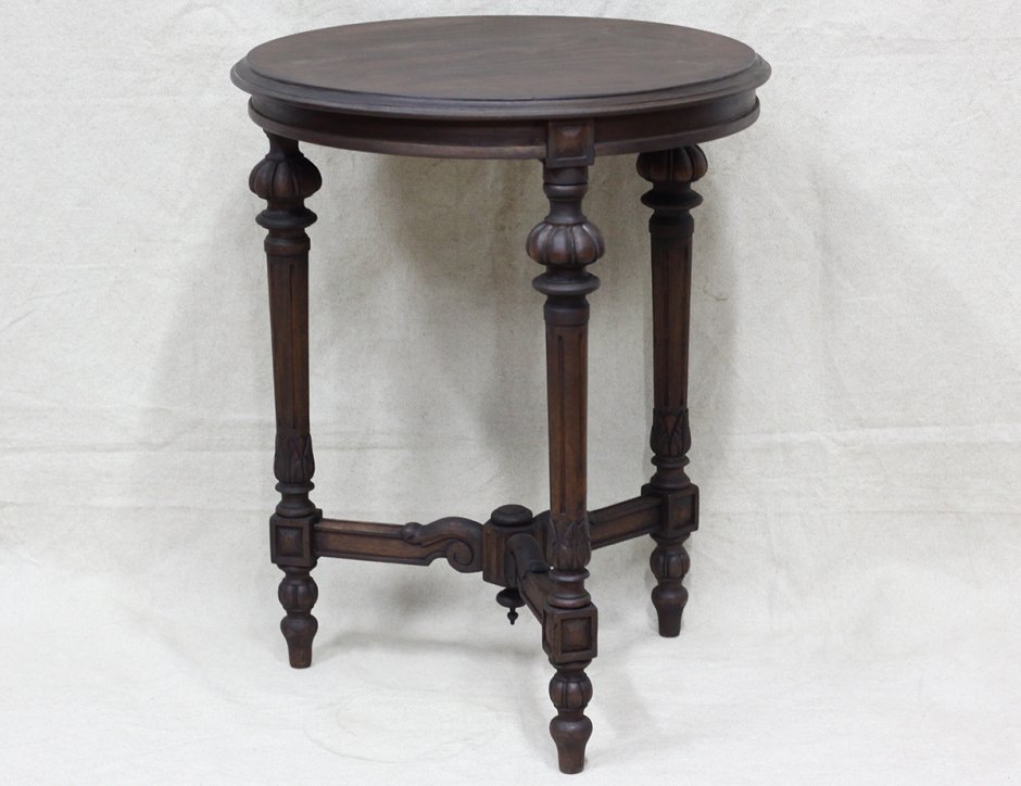 Круглый антикварный столик