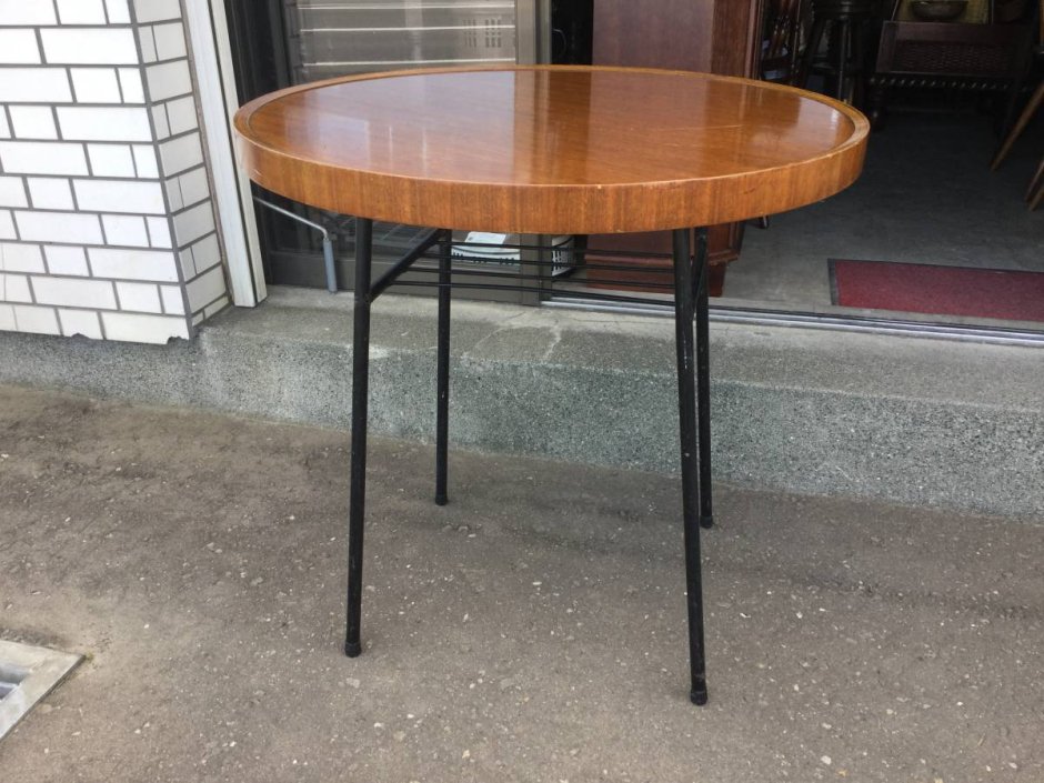 Круглый стол на железных ножках