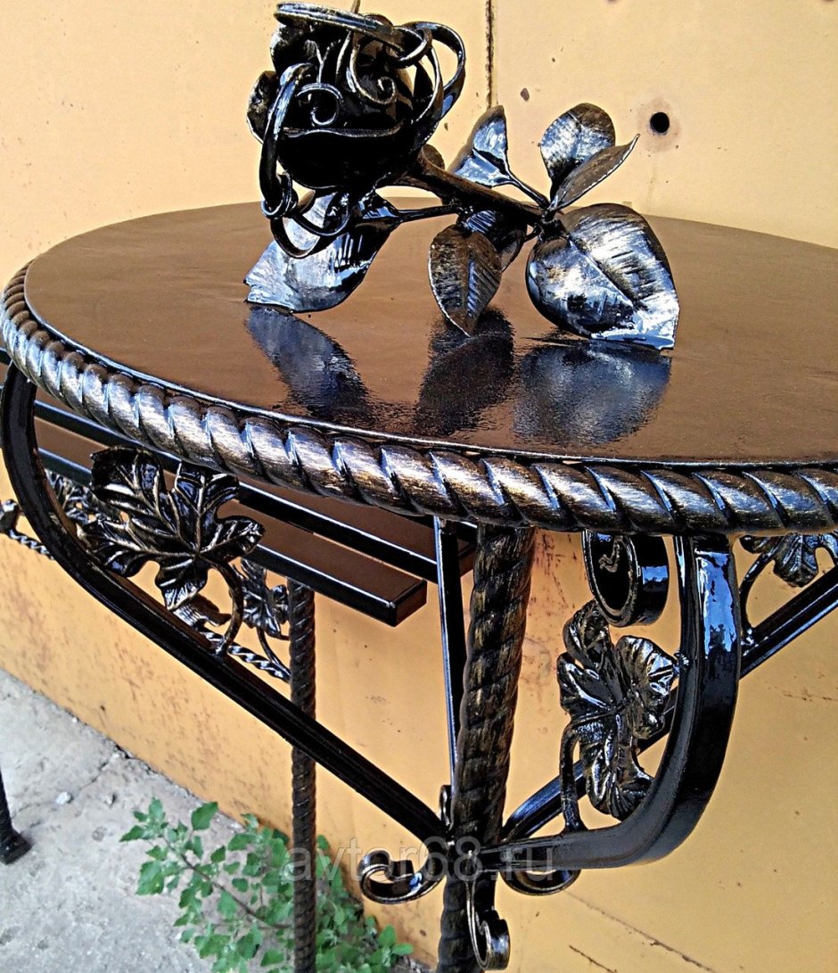 Кованый столик на кладбище