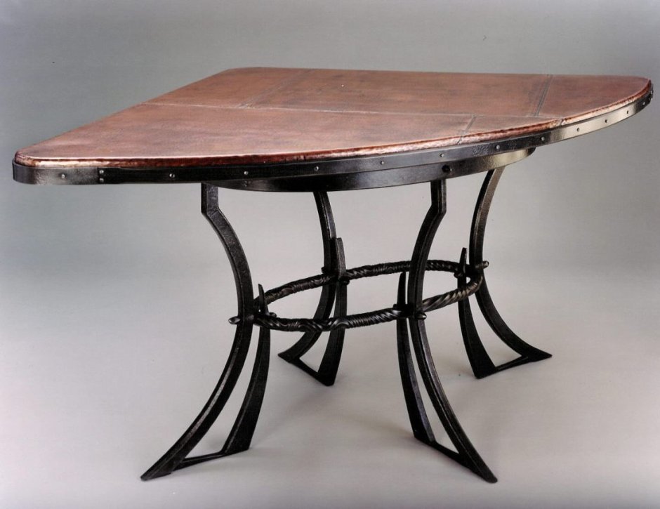 Овальный стол с кованными ножками
