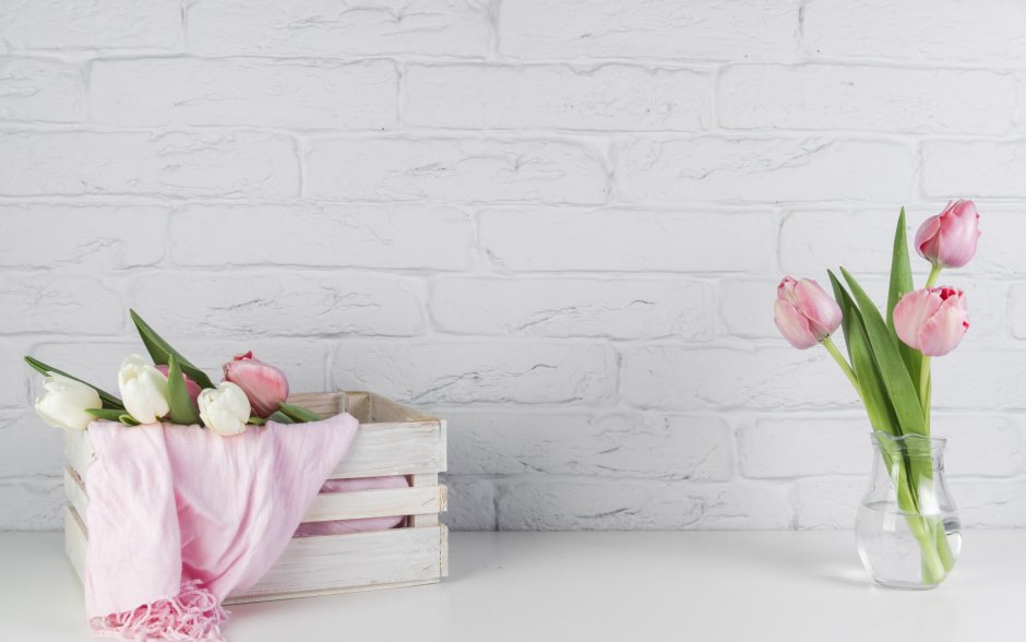 Цветы на белой кирпичной стене