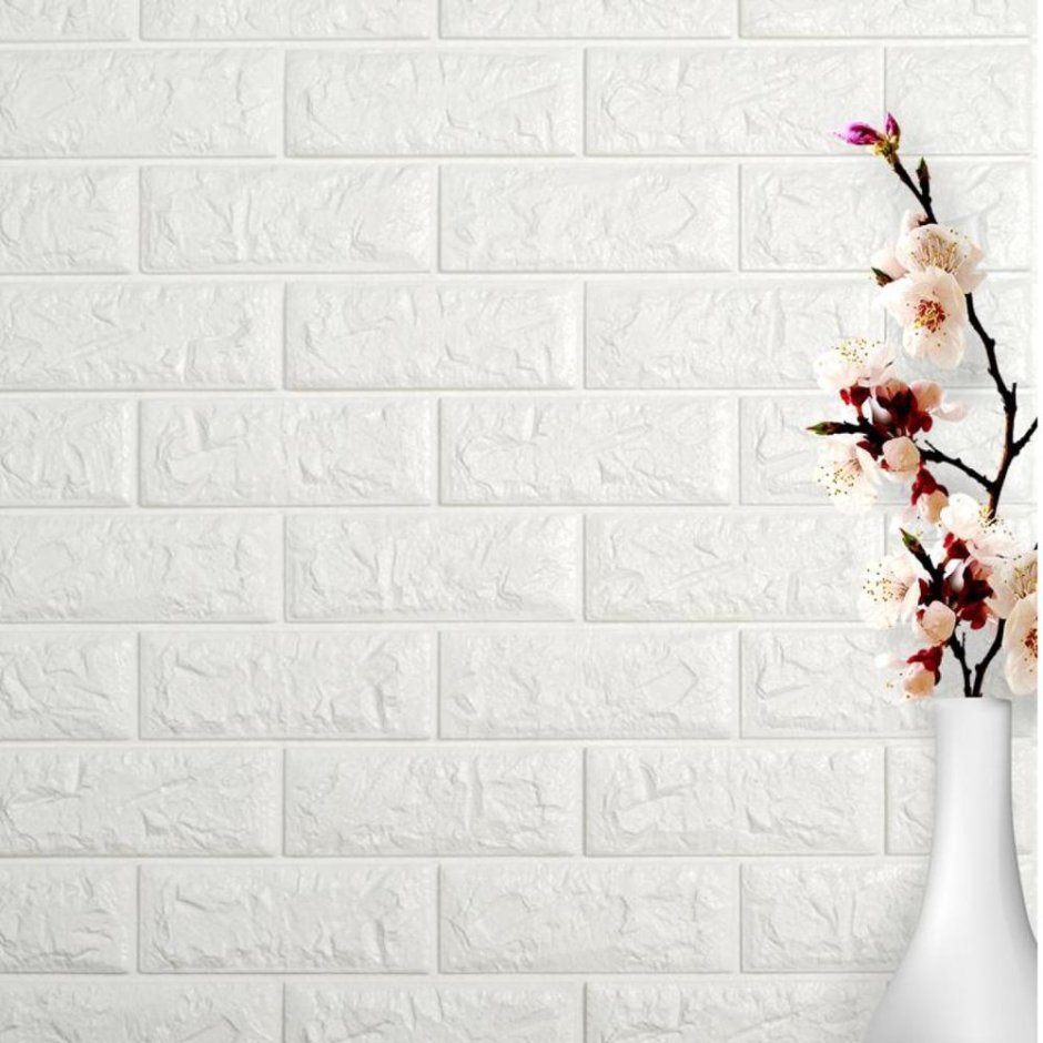 Цветы на фоне кирпичной стены