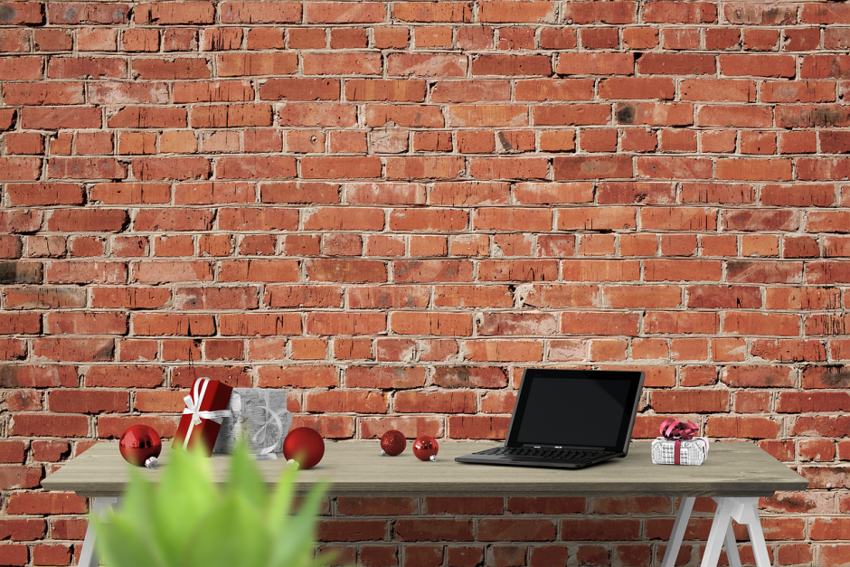 Постеры на кирпичной стене