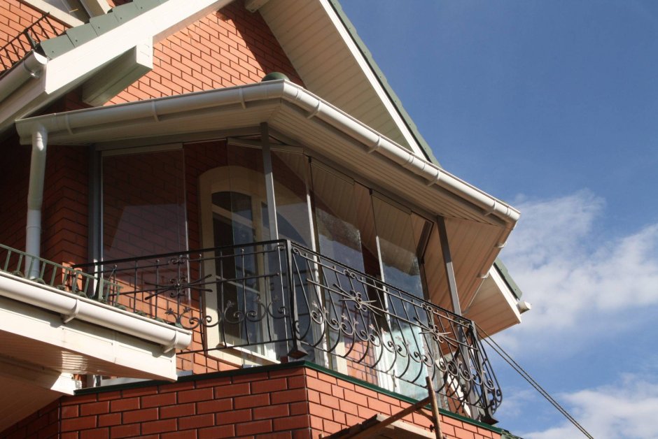 Крыша с балконом в частном доме