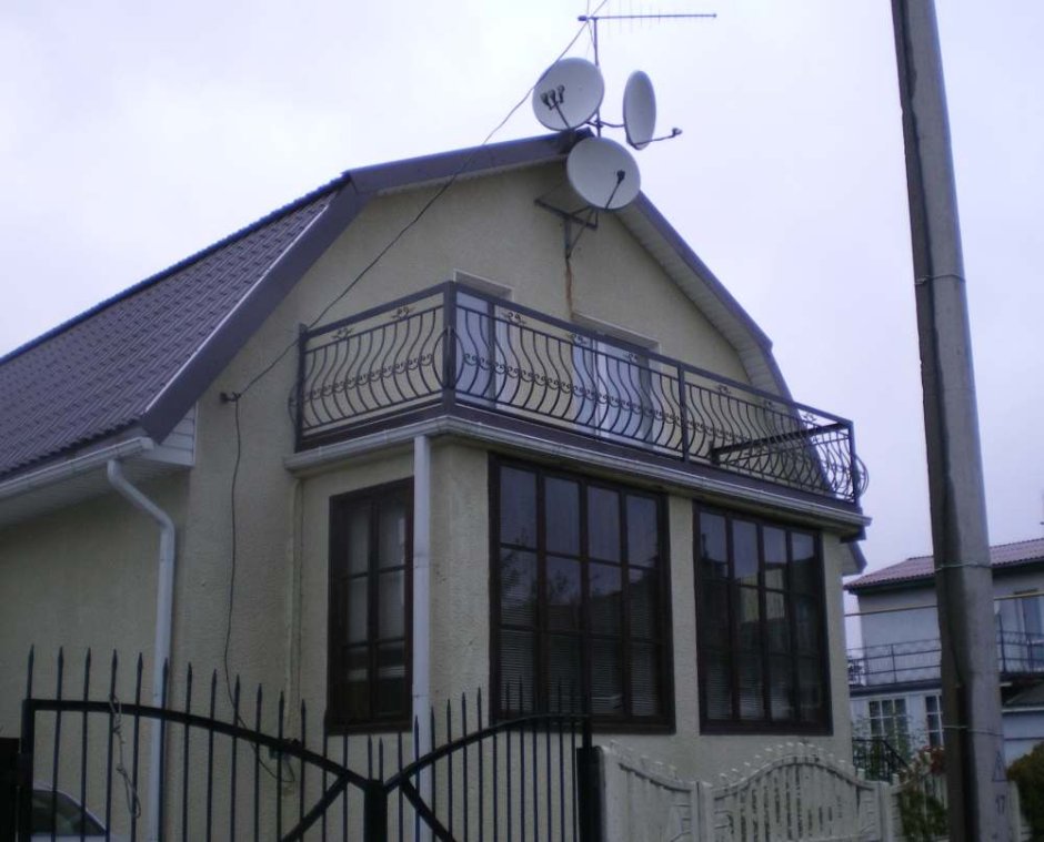 Балкон над крыльцом